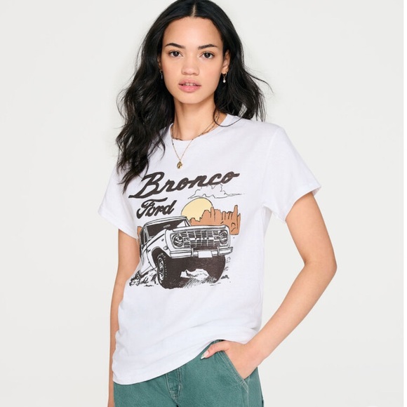 Ford Bronco Oversized Boyfriend Graphic Tee size Small - Picture 1 of 7